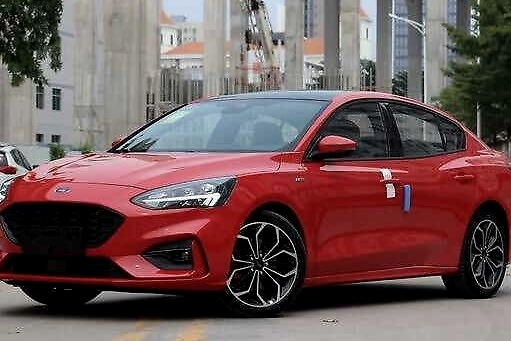 15万预算/主打运动！福特福克斯三厢版值不值得入手？