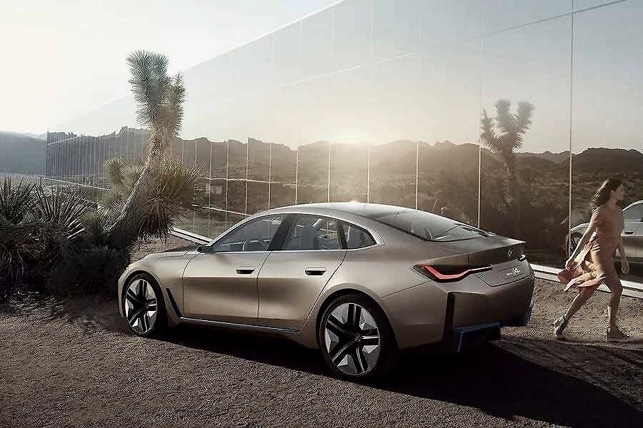 4秒破百，续航600km，全新品牌LOGO！宝马i4概念车发布，市场前瞻