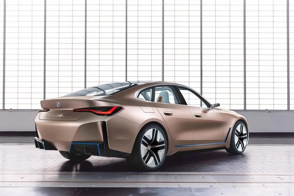 宝马i4概念车首发亮相，续航达600km，你被它吓到了吗？