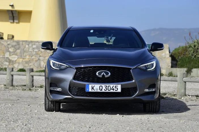 外有颜内有料，奔驰A级的小兄弟，英菲尼迪Q30不愧是最美两厢车