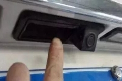 汽车钥匙如果被锁车内，不要再砸车玻璃了！这个小技巧非常实用