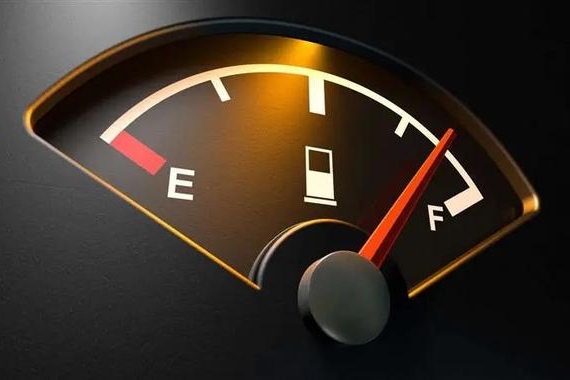 为了省油不敢深踩油门？理工男：你就不怕发动机报废？