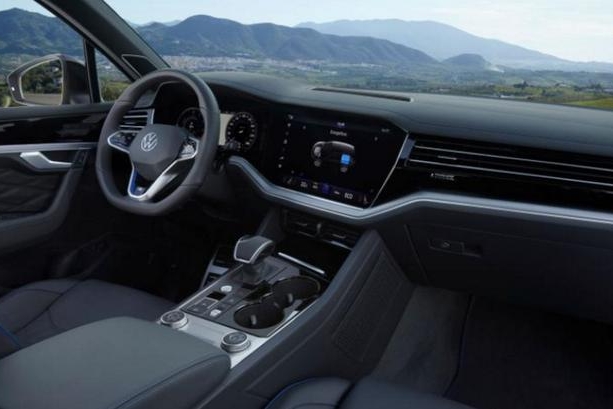 新能源下的性能车，综合功率462马力的大众途锐R有哪些亮点？