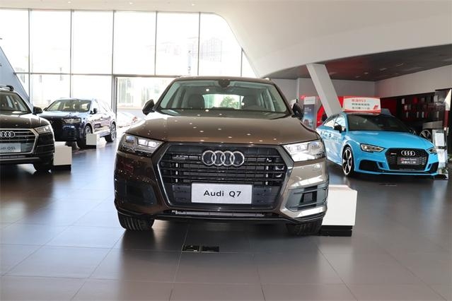 奥迪Q7最高降17万 途锐最高降8.3万 同平台孪生兄弟选哪个？