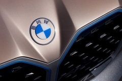 宝马发布全新LOGO设计 更加扁平透明化