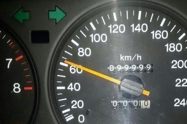 车龄比90后还大，看到仪表盘里程，让我认识到什么叫开不坏车