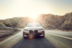 会不会国产/卖的贵不贵我不知道 但宝马全新i4真的比Model 3更气派