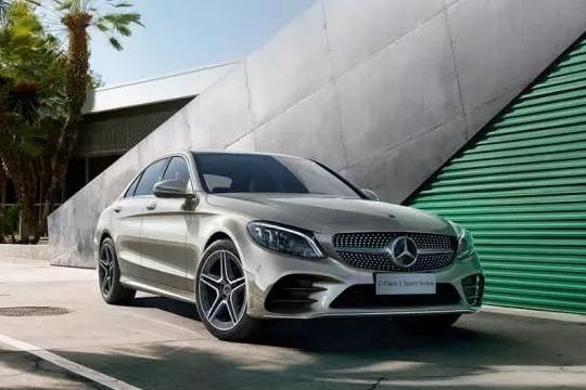 自力更生的你，觉得30岁开上哪台三厢车才算完成“小目标”？