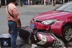 开车等红灯被电动车追尾致伤亡，责任归谁？交警回答让人不淡定