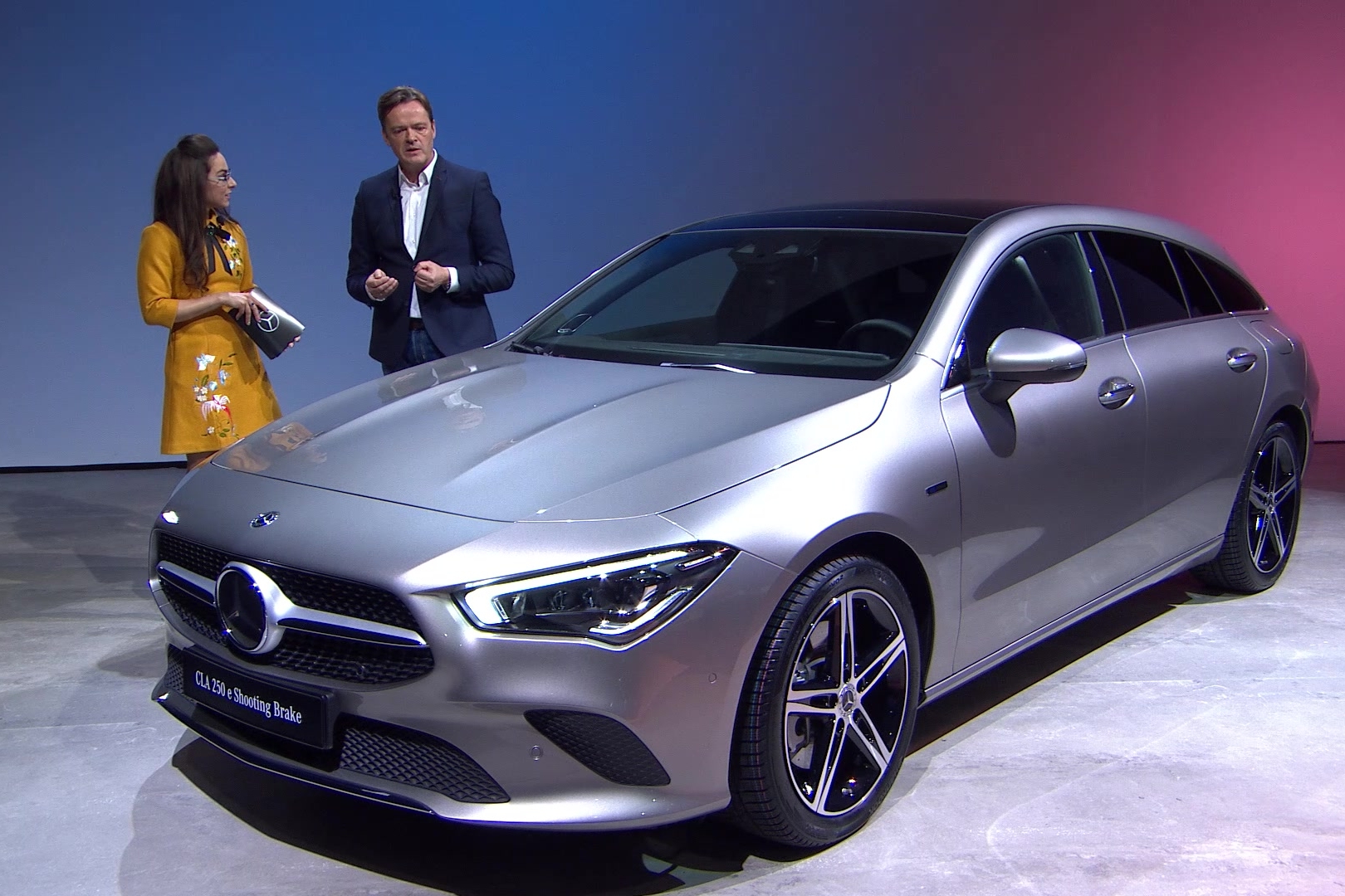 搭载奔驰第三代混动系统，奔驰 CLA PHEV 正式发布