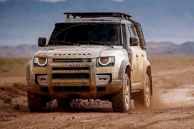 “穷人靠变异，富人靠科技”，拖拽货车的全新路虎卫士真越野利器