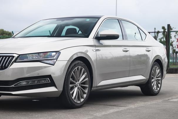 被遗忘的“大众”B级车，原价16.98万现降至12万，可惜销量三位数