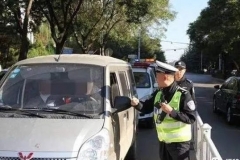 面包车拉人被罚，拉货也被罚，车主反问交警：我的车只能拉空气？