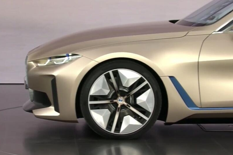 4秒破百  充电6分钟能跑100公里 你可以像阿汤哥一样拉风