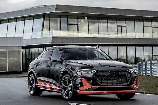 三电机加持，4.5秒破百！奥迪e-tron S系列驾到