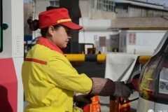 高速过路费要取消？专家建议加到油价里，车主：我们不跑高速啊