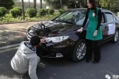 又出现新型碰瓷手段，行车记录仪根本不管用，中招就要掏8000