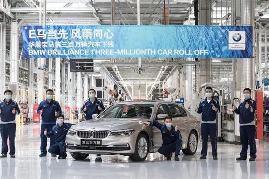 宝马5系混合动力里程升级版下线，在华将推出17款新车