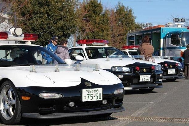 日本警察的众多高性能跑车，从此让飙车党无处可逃