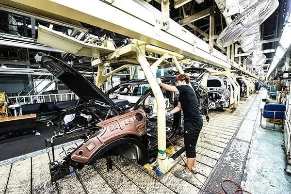 产能断供，多家车企工厂停产，何小鹏：活着不代表能活好