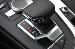 车主喜提奥迪A4L，看到车牌，网友纷纷留言：武汉加油！