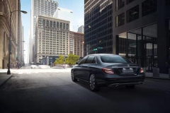 奔驰终于不再倔强了，E级降价6万多，“抄底”的机会来了？