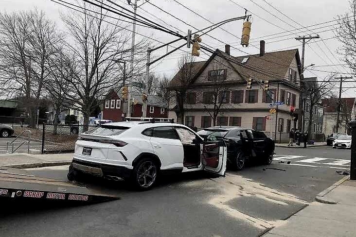 驾驶技术有多重要，刚偷走的兰博基尼就给撞了