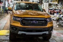 特朗普参观福特工厂 镜头前依然不戴口罩