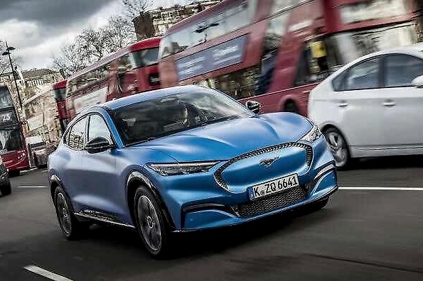 两会汽车行业提案汇总；比亚迪汉预售23万起；国轩高科停牌