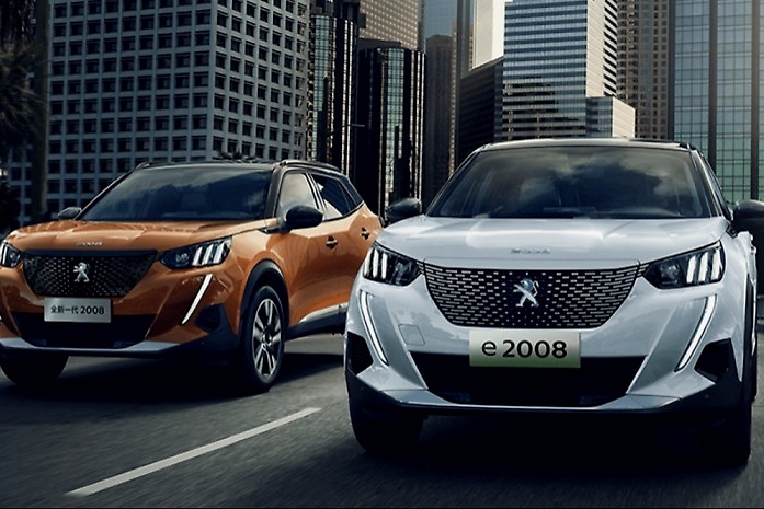 “狠萌狠萌”的标致全新一代2008来咯，还带着纯电版e2008呢