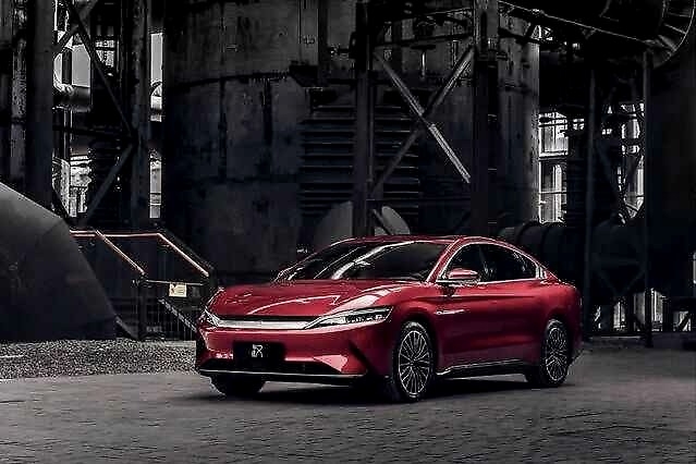 核心技术底气足，比亚迪汉EV硬刚特斯拉，30万买车还用崇洋媚外？