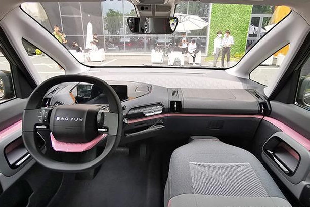 新宝骏E300实拍体验：开着它也太科幻了吧！