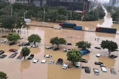 今天，被暴雨袭击后的广州火了，车惨了