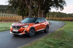 情侣吵架躺马路中间遭碾压，我只想说司机太冤了！ | 小视频