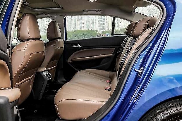 不想跟风买朗逸和轩逸？标致408了解下？高配搭载1.6T匹配6AT