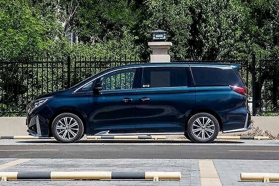 国产“埃尔法”，长近5米1，车内32色氛围灯，252马力，20万可落地