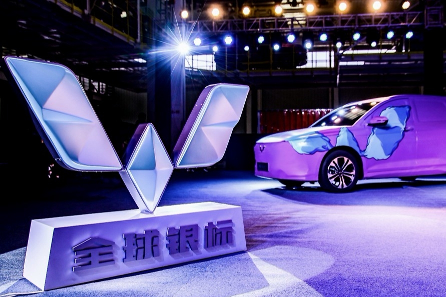 第2200万辆下线，首辆悬挂五菱全球银标的车来了，五菱为何能热销