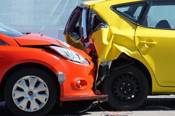 车子发生事故，是应该走保险还是私了？超过多少钱走保险合适？