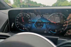 奔驰GLB高速120转速只有2000转，乘坐两人动力绰绰有余