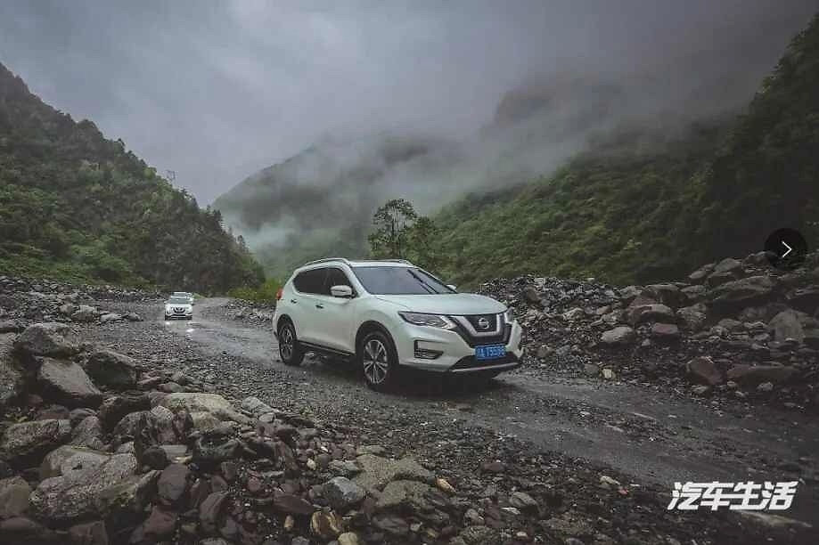 “移动大沙发”奇骏顺利上了轿顶山，果然是真四驱！