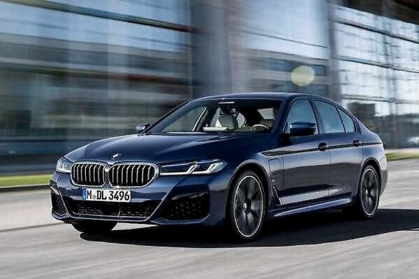 中期改款宝马5系亮相：不仅外观更大气，动力也有提升