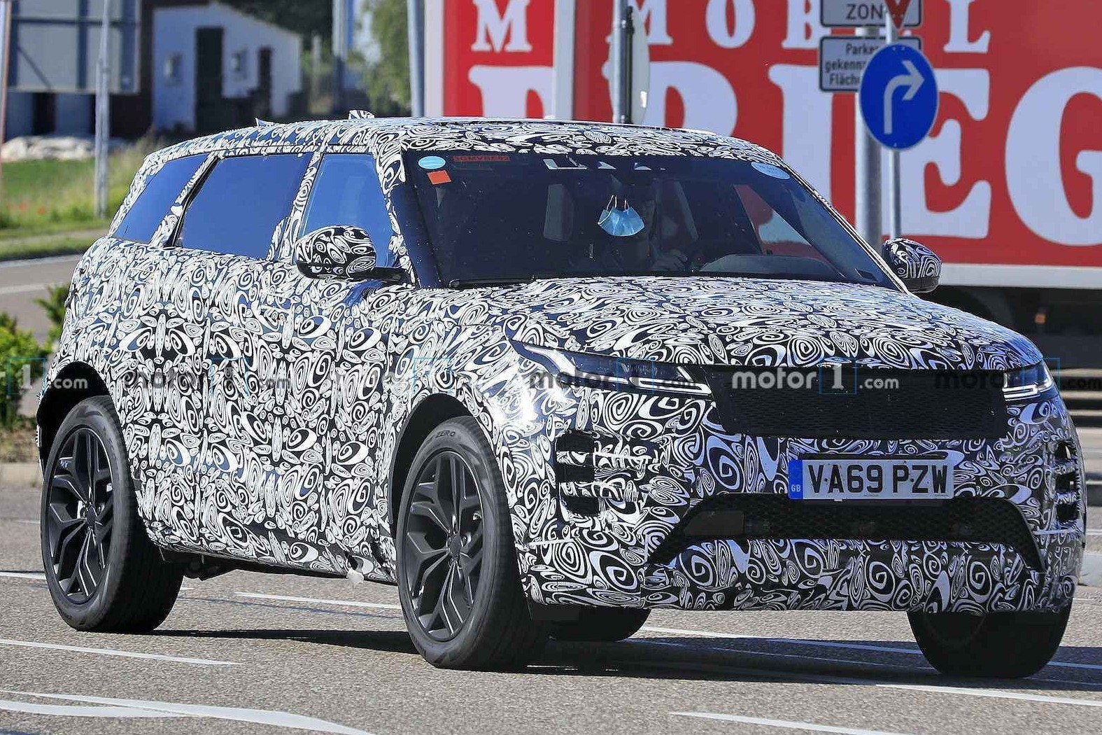 路虎揽胜极光7座版谍照曝光 大概率将国产