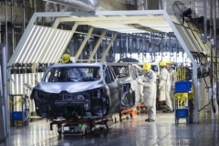 马克龙给了雷诺两个选择：接受50亿欧元援助或“离开”法国