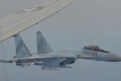 俄苏35战机“粗暴”拦截美侦察机 距离触手可及 美媒曝背后玄机