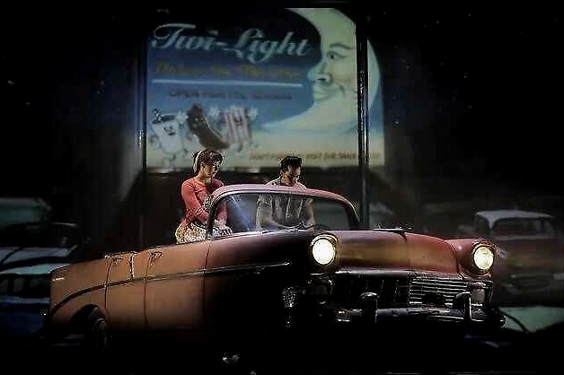 说真的，坐在老爷车里看电影，看什么电影根本不重要