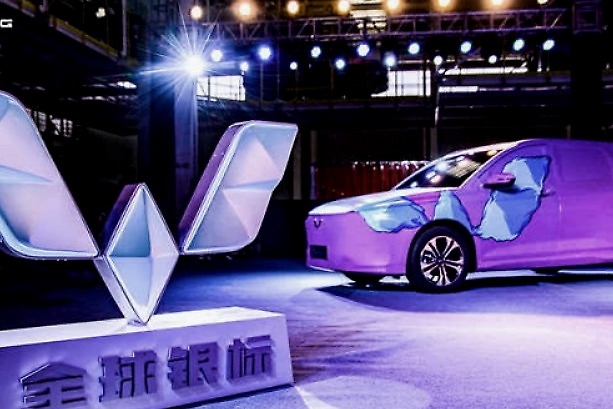 成为全球首家突破2200辆的中国车企，五菱汽车推出全球银标