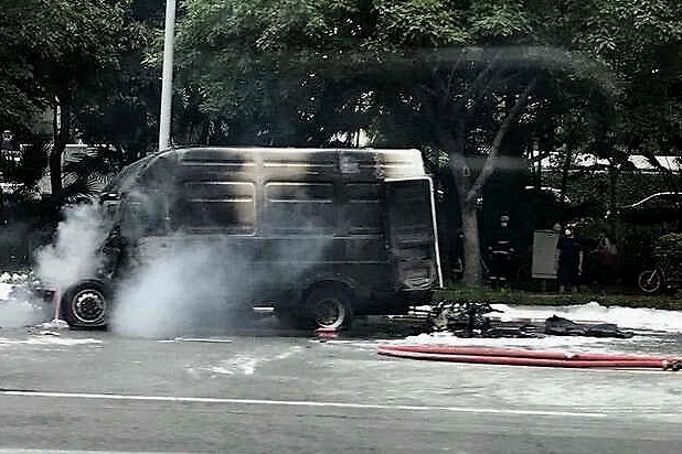 依维柯电动版深圳街头自燃，电动车真经不起夏季高温考验吗？