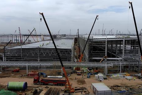 航拍显示上海Model Y工厂进度惊人：正在进行屋顶铺设