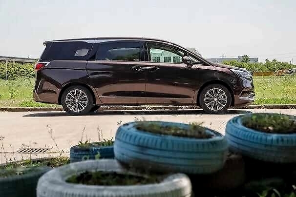 GL8 ES陆尊这车它尊在哪？首先排除操控……