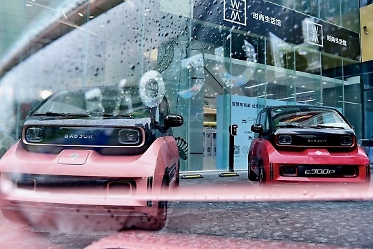 这纯电小车形似太空舱，支持AI语音控制，萌妹子新宠